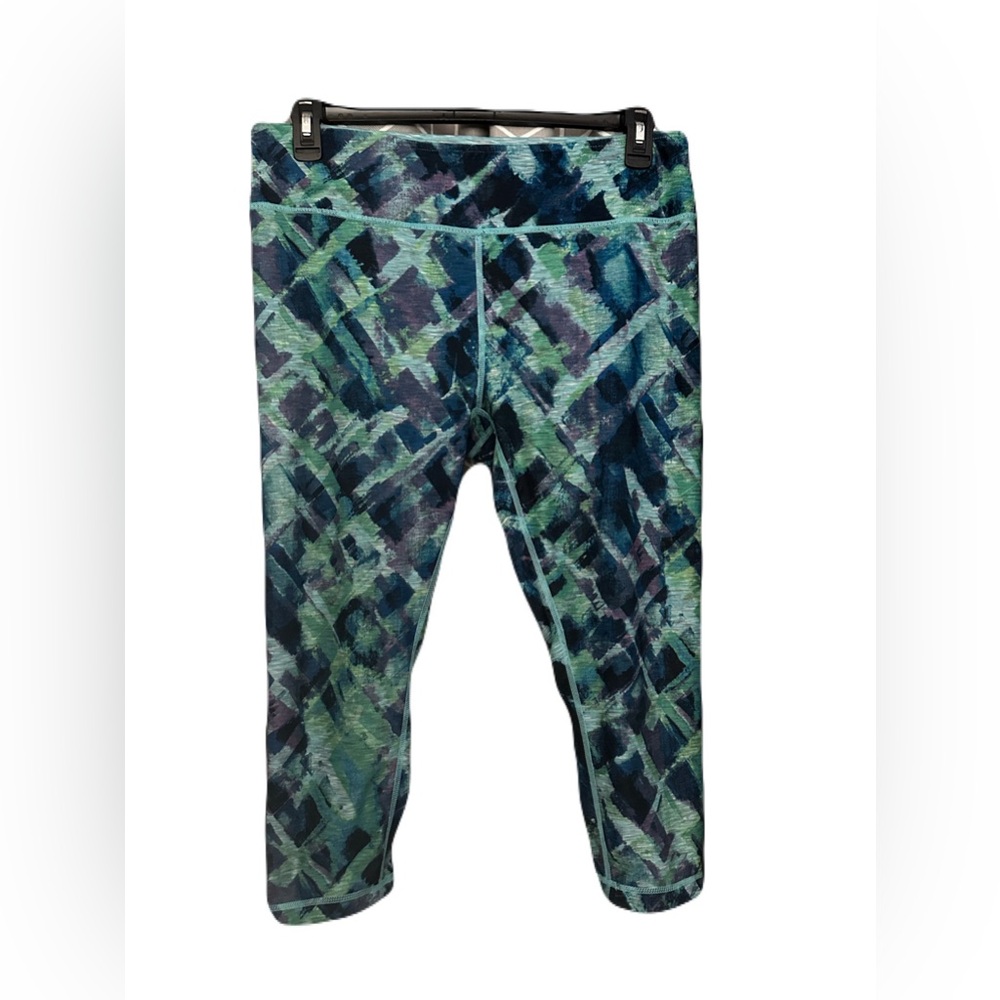Reversible mid-calf leggings.